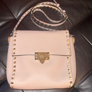 Valentino Garavani Studded Pebbled Leather Crossbody Bag - Blush